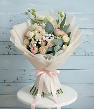 Букет цветов из:  Розы и Лизиантусы в Омсукчан