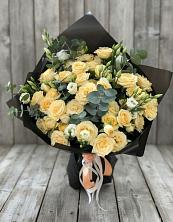 Букет цветов из:  Розы и Лизиантусы в Омсукчан