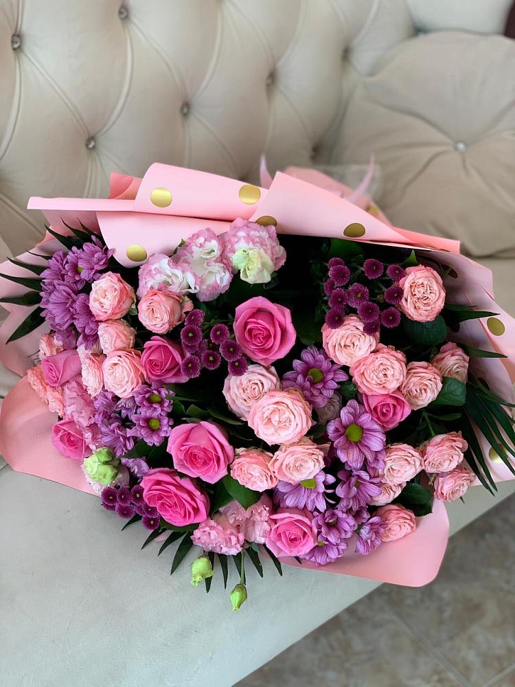 Букет цветов из: Хризантемы, Розы и Лизиантусы в Омсукчан