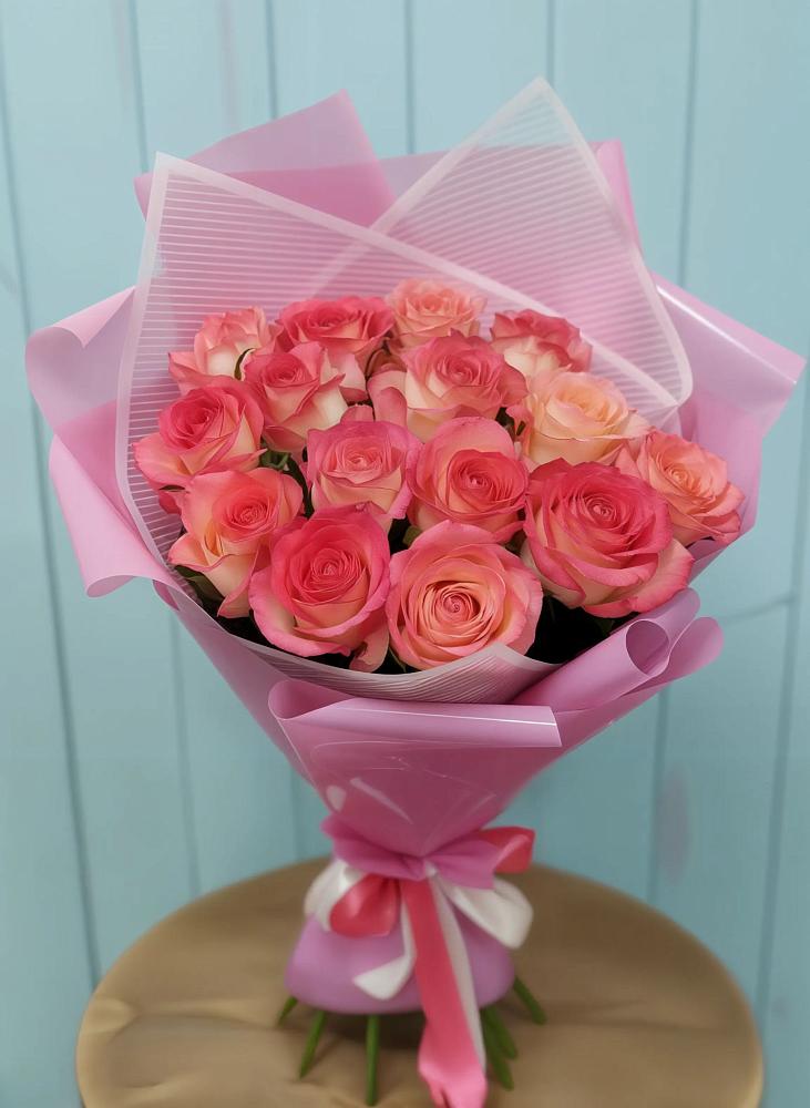 Букет 15 Розовых роз Равель в Омсукчан