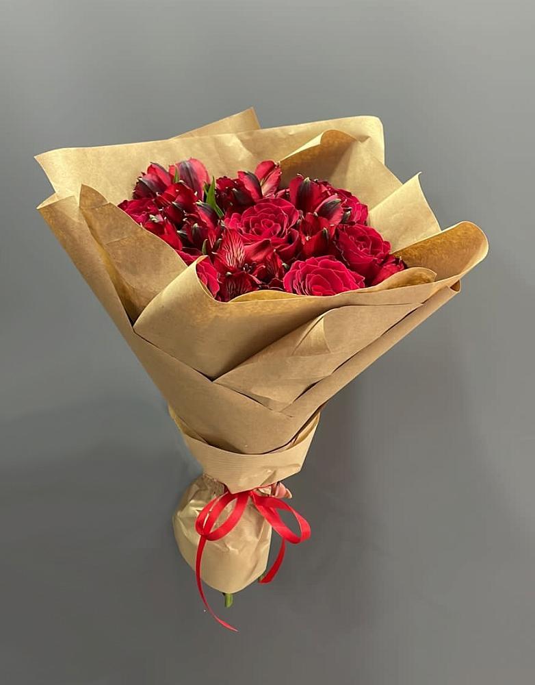 Букет цветов из: Альстромерии и Розы в Омсукчан