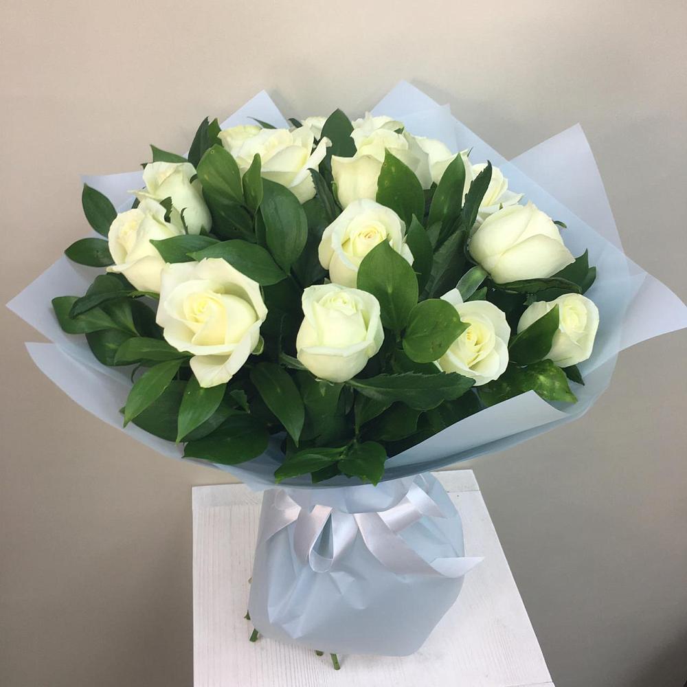 Букет 15 Белых роз Проуд в Омсукчан