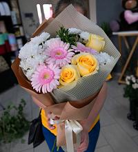 Букет цветов из:  Герберы, Розы и Хризантемы в Омсукчан