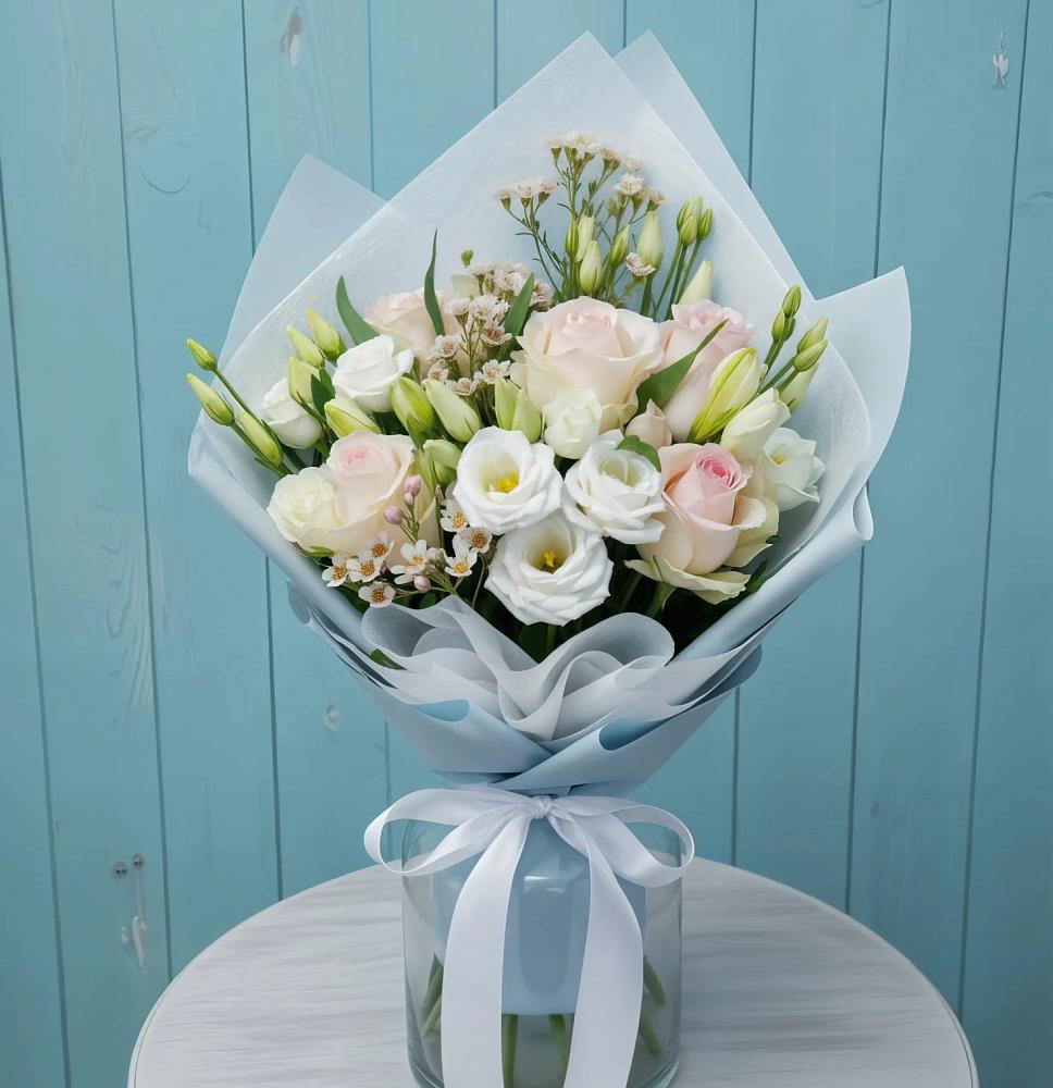 Букет цветов из: Розы и Лизиантусы в Омсукчан