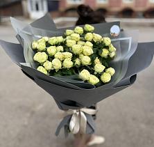 Букет Белые кустовые розы Солинеро в Омсукчан