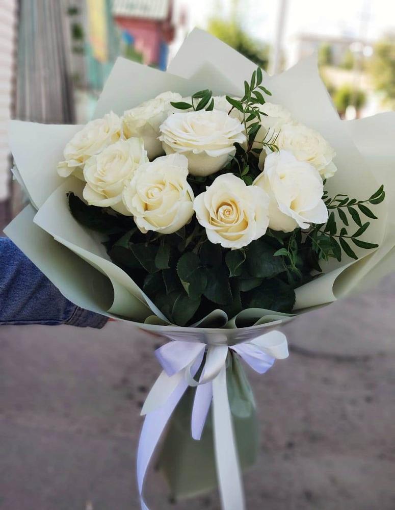 Букет Белые розы Проуд в Омсукчан
