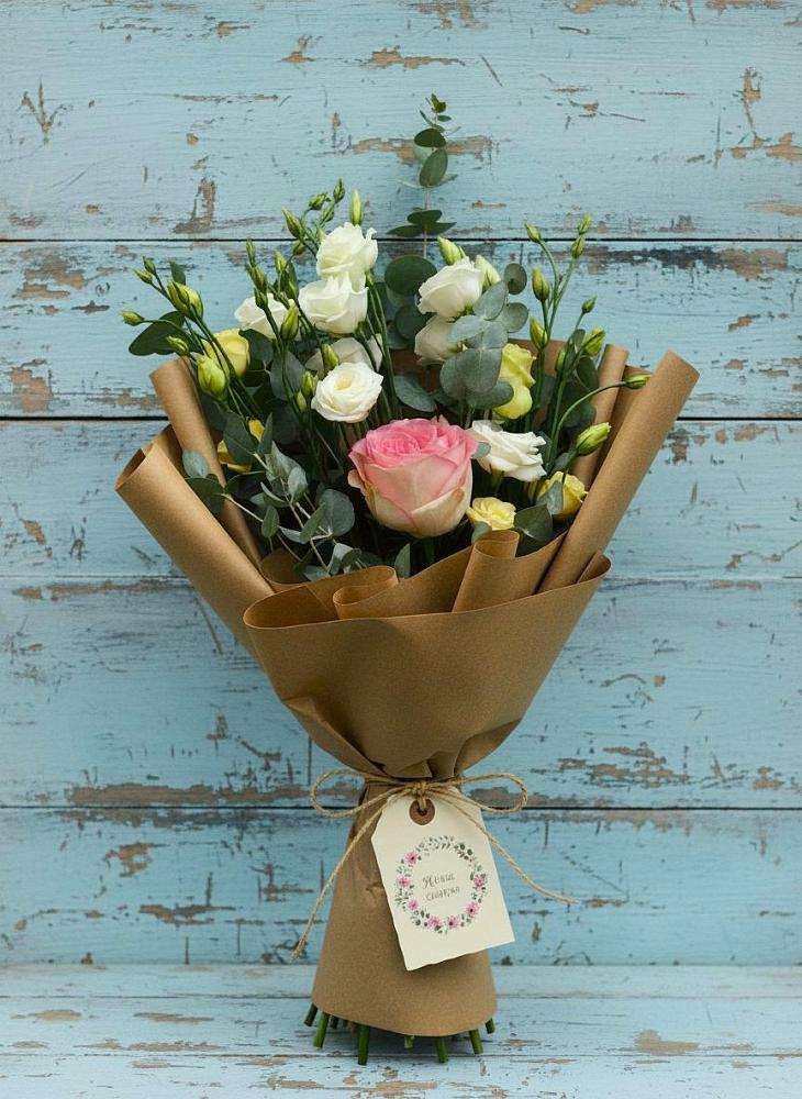 Букет цветов из: Розы и Лизиантусы в Омсукчан