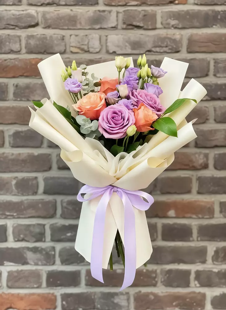 Букет цветов из: Лизиантусы и Розы в Омсукчан