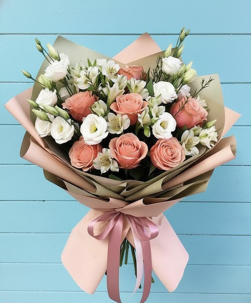 Букет цветов из: Розы, Альстромерии и Лизиантусы в Омсукчан