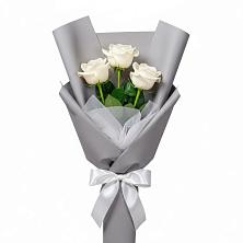 Букет 3 белые розы в Омсукчан