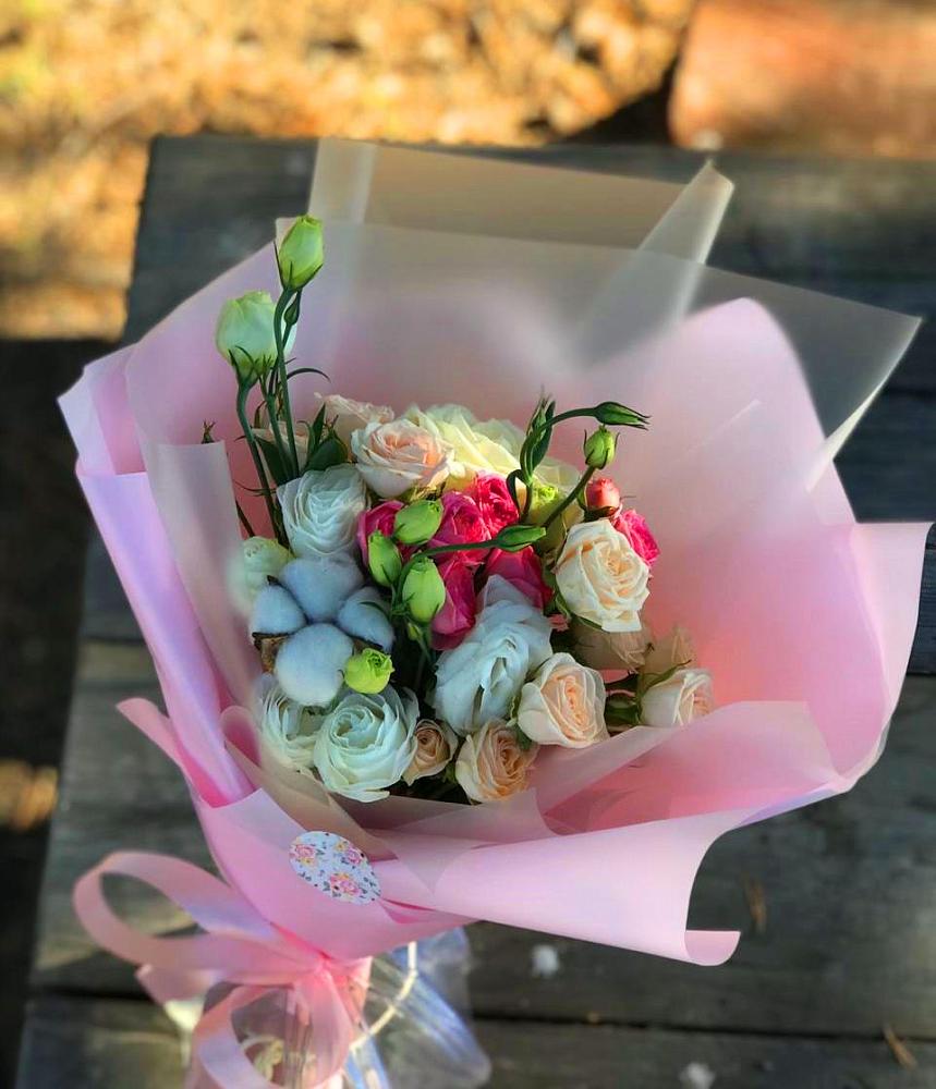 Букет цветов из: Розы и Лизиантусы в Омсукчан