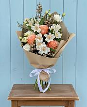 Букет цветов из:  Альстромерии, Лизиантусы, Розы и Хризантемы в Омсукчан