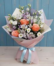 Букет цветов из:  Лизиантусы, Розы, Альстромерии и Гипсофила в Омсукчан