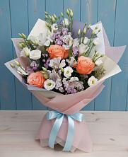 Букет цветов из:  Лизиантусы, Розы, Альстромерии и Гипсофила в Омсукчан