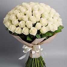Букет 101 беля роза Белоснежка в Омсукчан