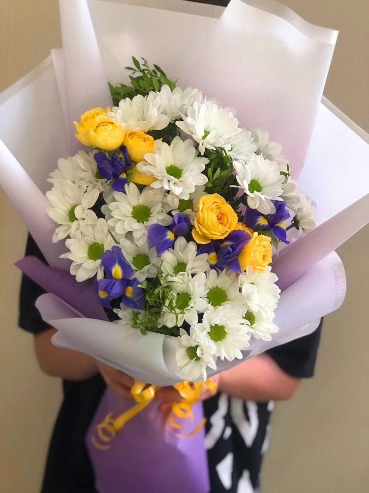 Букет цветов из: Ирисы, Хризантемы и Розы в Омсукчан