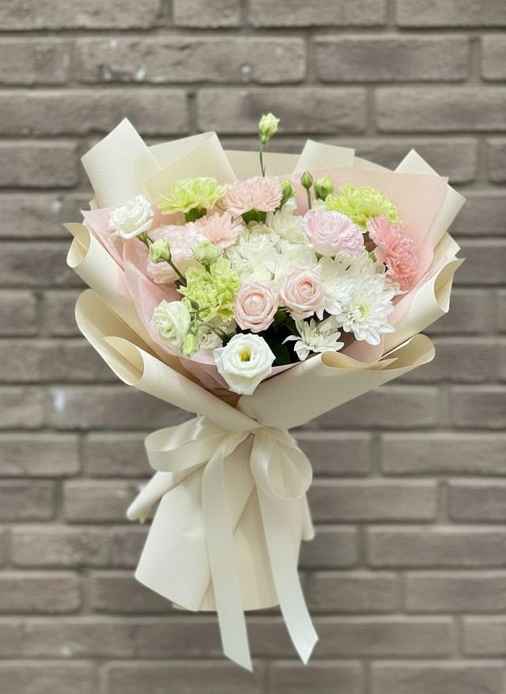 Букет цветов из: Гвоздики, Розы, Лизиантусы и Хризантемы в Омсукчан