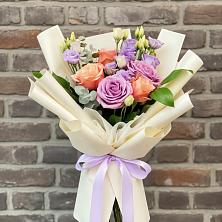 Букет цветов из:  Лизиантусы и Розы в Омсукчан