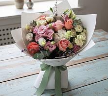 Букет цветов из:  Розы, Лизиантусы и Гвоздики в Омсукчан