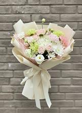Букет цветов из:  Гвоздики, Розы, Лизиантусы и Хризантемы #REPLACE_PRED# Омсукчан