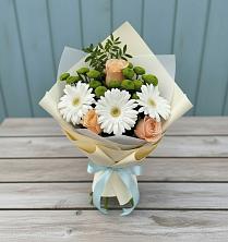 Букет цветов из:  Герберы, Розы и Хризантемы в Омсукчан