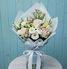Букет цветов из:  Розы и Лизиантусы в Омсукчан