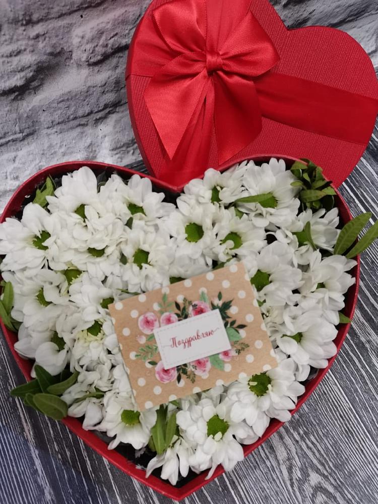 Цветочная композиция из Хризантемы в виде сердца в Омсукчан