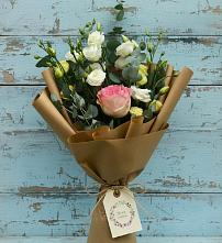 Букет цветов из:  Розы и Лизиантусы в Омсукчан