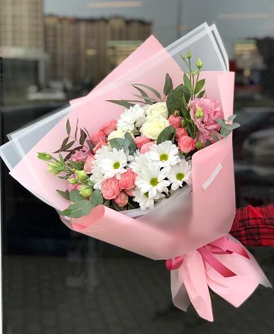 Букет цветов из: Розы, Лизиантусы и Хризантемы в Омсукчан