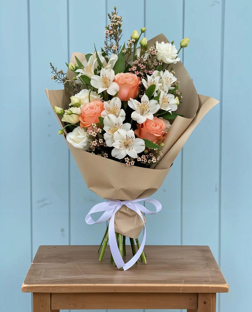 Букет цветов из: Альстромерии, Лизиантусы, Розы и Хризантемы в Омсукчан