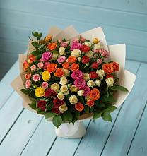 Букет Микс из разноцветных кустовых роз в Омсукчан