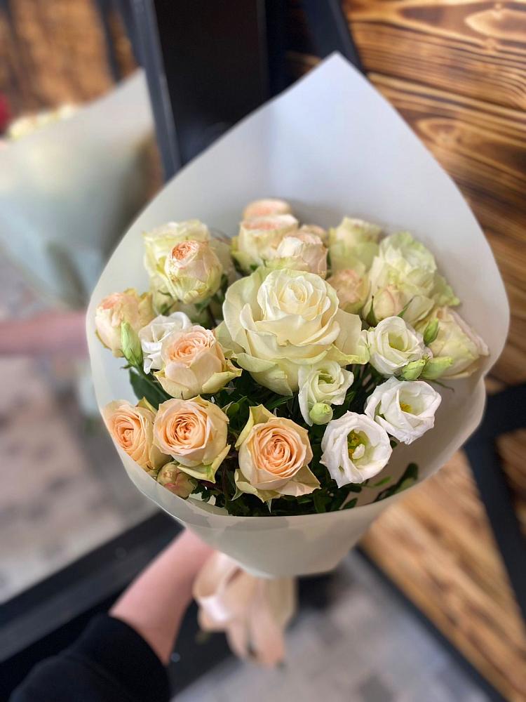 Букет цветов из: Розы и Лизиантусы в Омсукчан