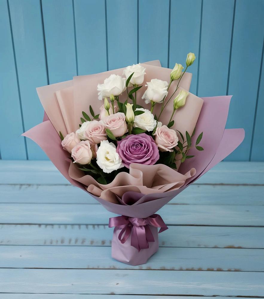 Букет цветов из: Розы и Лизиантусы в Омсукчан